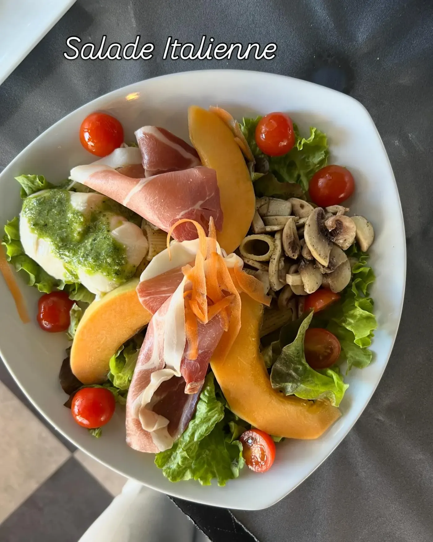 Salade italienne mozzarella, jambon de Parme, melon et roquette